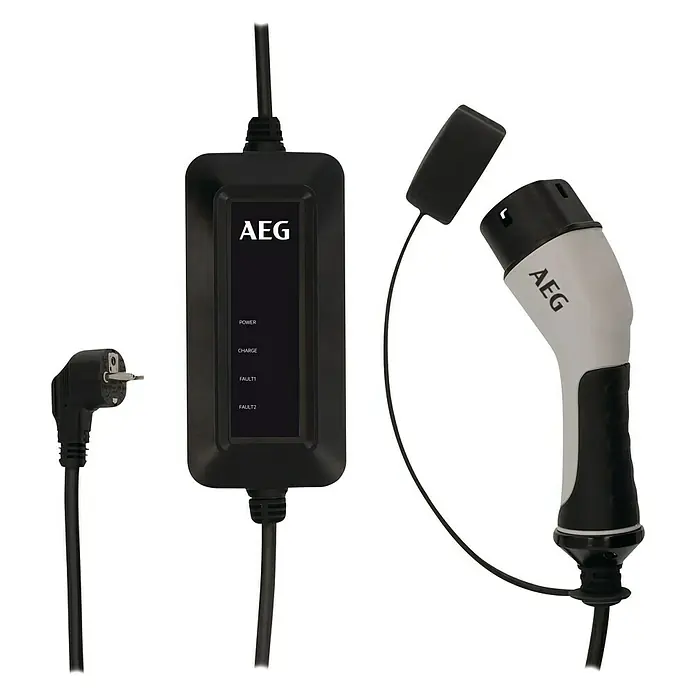 AEG Kfz-Ladekabel Schuko-Stecker zu Typ 2 Stecker - Kabellänge: 7 m - Nahaufnahme eines tragbaren AEG-Ladegeräts für Elektrofahrzeuge mit Kabel und Stecker auf schwarzem Hintergrund.