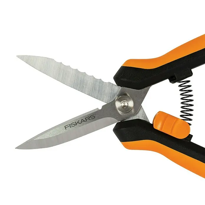 Fiskars Solid Mehrzweck-Schere SP320 - Länge: 20,6 cm - Nahaufnahme einer Fiskars-Schere mit orangefarbenem Griff und gezackter Klinge.