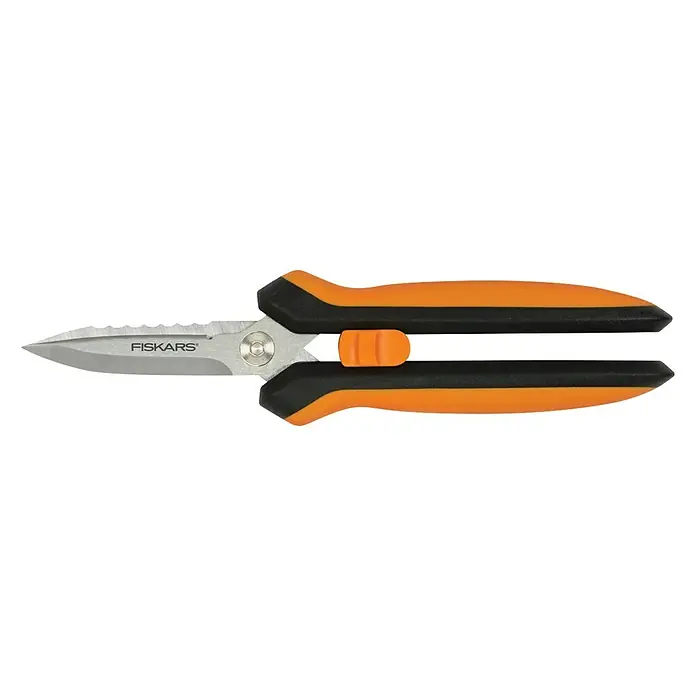 Fiskars Solid Mehrzweck-Schere SP320 - Länge: 20,6 cm - Nahaufnahme einer Fiskars-Gartenschere mit orangefarbenen Griffen auf schwarzem Hintergrund.