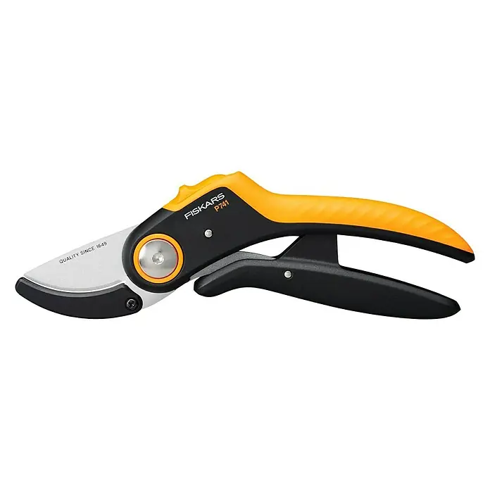 Fiskars Plus Gartenschere PowerLever P741 - Amboss, Max. Aststärke: 24 mm - Nahaufnahme einer Fiskars P741 Gartenschere mit orangefarbenem Griff und scharfer Klinge, ideal für präzise Schnitte im Garten.