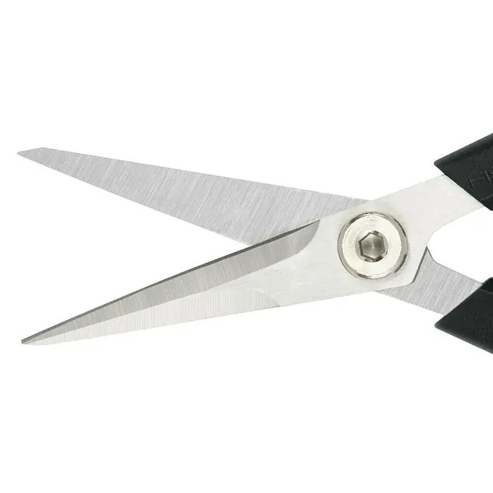 Fiskars Solid Gartenschere SP 150 - Länge: 24 cm - Nahaufnahme einer geöffneten Schere mit silbernen Klingen und einem schwarzen Griff, ideal für präzise Schnitte und vielseitige Anwendungen.