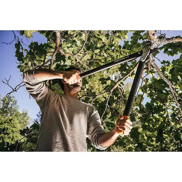 Fiskars Getriebe-Astschere PowerGear II L77 - Länge: 68,6 cm, Max. Aststärke: 50 mm, Kunststoff, Orange/Schwarz - Anwendungsbeispiel