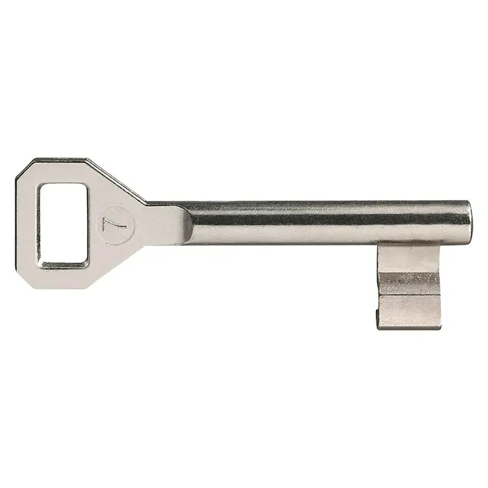 Abus Buntbartschlüssel Nr. 1 - Schweifung 1 - Nahaufnahme eines silberfarbenen Schrankschlüssels mit der Nummer 7, der auf einem schwarzen Hintergrund liegt.