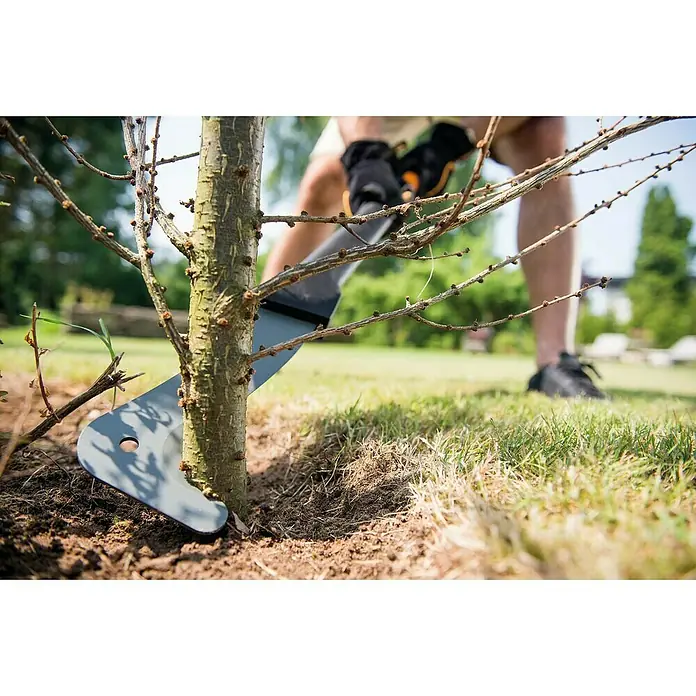 Fiskars WoodXpert Machete XA23 - Länge: 94,5 cm - Nahaufnahme einer Baumsäge beim Beschneiden eines kleinen Baumes im Garten.
