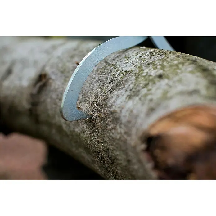 Fiskars WoodXpert Handpackzange - Länge: 38 cm - Nahaufnahme einer Baumrinde mit einem Metallwerkzeug, das die Textur und Details hervorhebt.