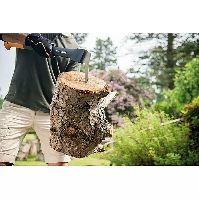 Fiskars WoodXpert Sappie XA22 - Länge: 78 cm - Person in Handschuhen spaltet einen Holzklotz mit einer grau-orangen Fiskars Spaltaxt.