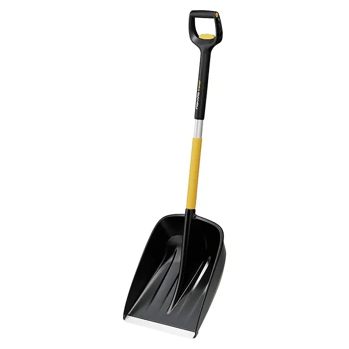 Fiskars X-series Schneeschaufel - Breite: 36,2 cm, Teleskopstiel - Detailaufnahme eines Fiskars X-Serie Schneeschiebers, perfekt für die Schneeräumung mit ergonomischem Griff und robuster Schaufel.