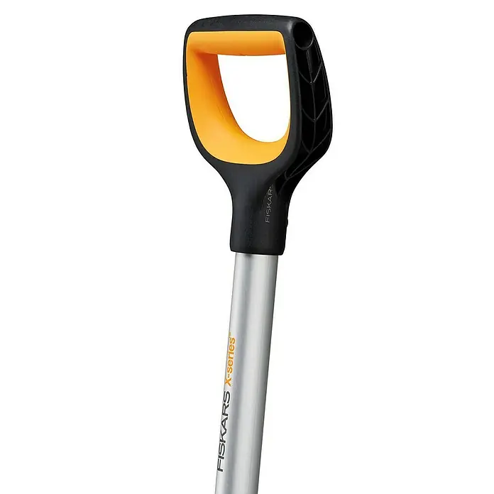 Fiskars X-series Schneeschaufel - Breite: 36 cm - Nahaufnahme des Fiskars X-Series Spatens mit orangefarbenem Griff und silbernem Schaft, ideal für Gartenarbeiten.