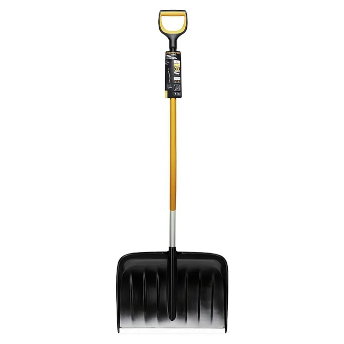 Fiskars X-series Schneeschieber - Breite: 53 cm, Ergostiel - Schwarze Fiskars Schneeschaufel mit gelbem Griff und langem gelbem Stiel, ideal zum Entfernen von Schnee von Gehwegen und Einfahrten.