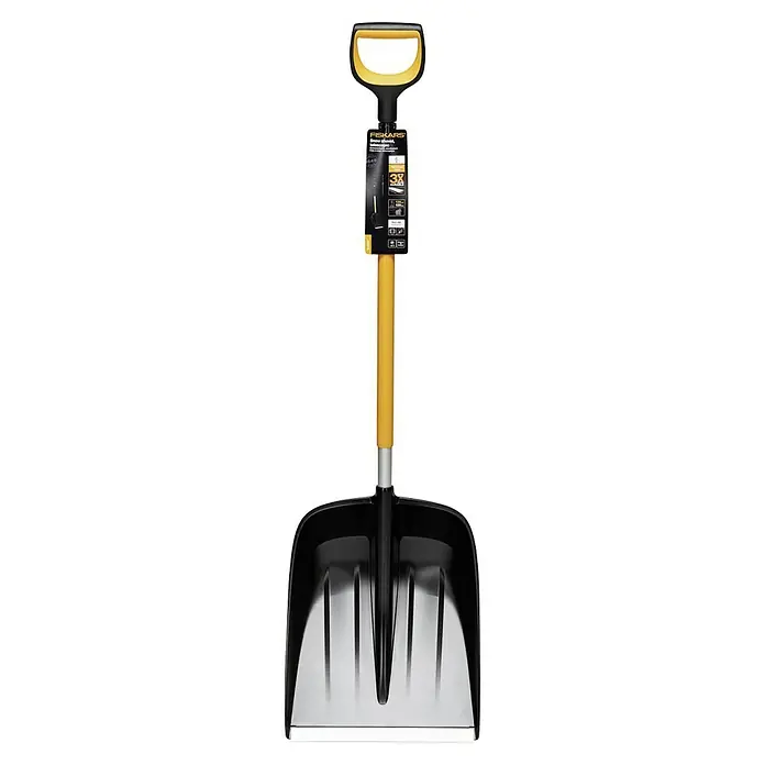 Fiskars X-series Schneeschaufel - Breite: 36 cm - Abbildung eines Fiskars Schneeschiebers mit gelbem Griff und schwarzer Schaufel. Das Werkzeug ist für den Wintereinsatz konzipiert.