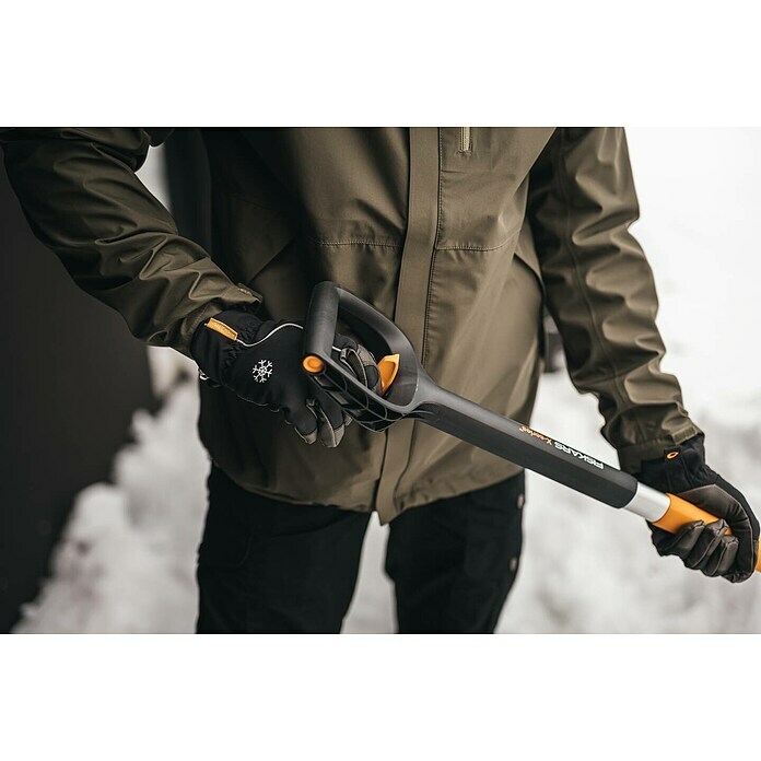 Fiskars X-series SchneeschaufelBreite: 36,2 cm, Teleskopstiel Use Shot