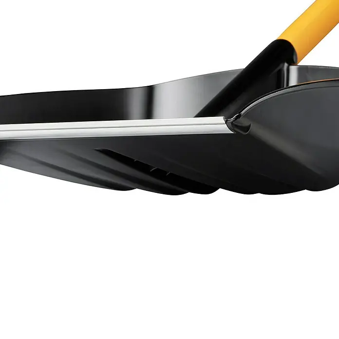 Fiskars X-series Schneeschaufel - Breite: 36 cm - Nahaufnahme einer schwarzen Schneeschaufel mit gelbem Griff, ideal zum Schneeräumen im Winter.
