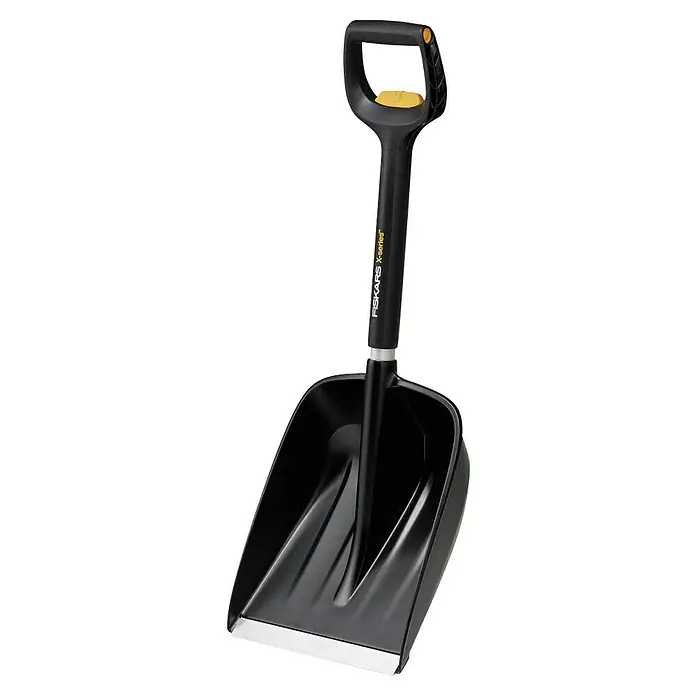 Fiskars X-series Schneeschaufel - Breite: 29 cm, Teleskopstiel - Nahaufnahme eines Fiskars X-series Schneeschiebers mit D-Griff und verstärkter Kante. Ideal für effiziente Schneeräumung.