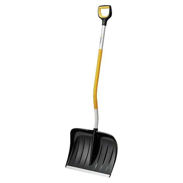 Fiskars X-series Schneeschieber - Breite: 53 cm, Ergostiel - Schneeschaufel mit gelbem Griff und schwarzem Blatt zum Räumen von Schnee auf Gehwegen und Einfahrten.