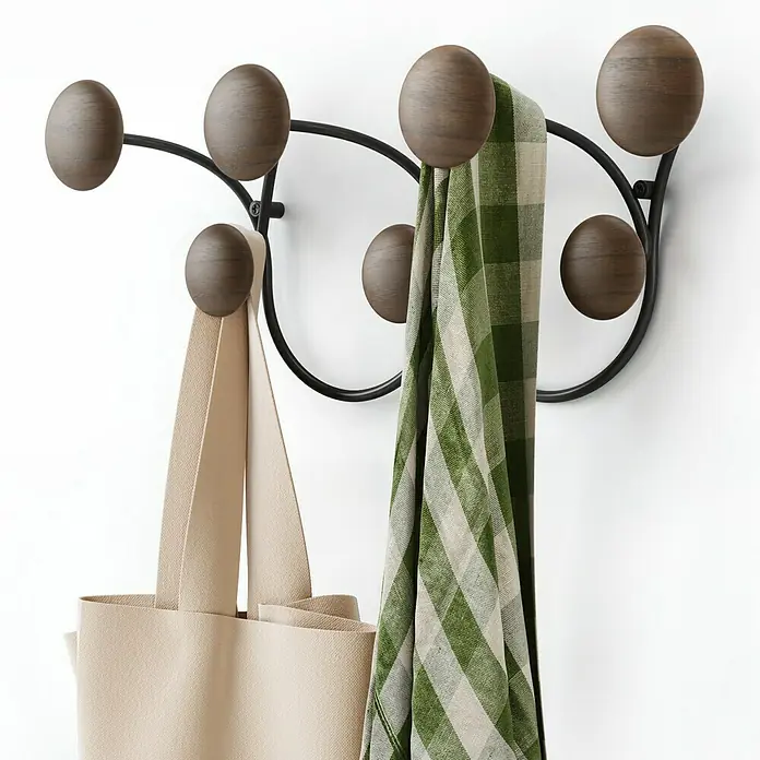 Umbra Garderobenleiste Dotsy - L x B x H: 10,5 x 43,2 x 17,2 cm, Anzahl Haken: 7 Stk., Schwarz - Wandgarderobe mit Holzkugeln und daran hängender Tasche und Geschirrtuch für Flur oder Schlafzimmer.
