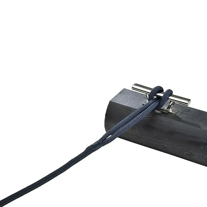 Robline Festmacherleine Dockline - 14 mm, 8 m, Polyester, Navy-Blau - Ein blaues Seil ist um eine silberne Klampe auf einem Stück Holz gewickelt. Das Seil ist doppelt gelegt und führt nach links.