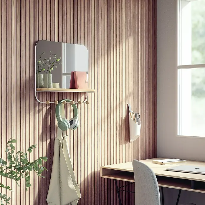 Umbra Gancho para colgar Estique - L x An x Al: 10,2 x 45,7 x 40,6 cm, Número de ganchos: 6 ud., Espejo - Interior con un espejo de pared con estante y ganchos que muestran auriculares y una bolsa, junto a un escritorio.