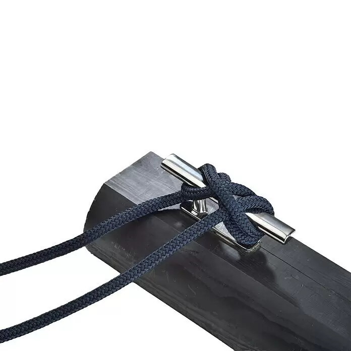 Robline Festmacherleine Dockline - 12 mm, 8 m, Polyester, Navy-Blau - Dunkelblaues Seil an einer silbernen Bootsklampe befestigt, montiert auf dunklem Holz.