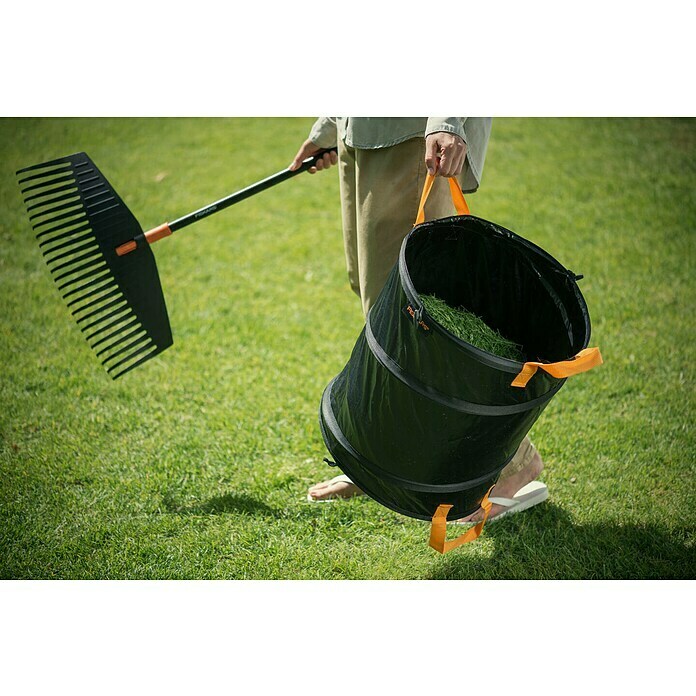 Fiskars Solid Pop-Up Gartenabfallsack172 l Use Shot