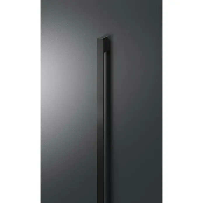 Portofino Blackline Edition Haustür 702PF Nero LA - 110 x 210 cm, DIN Anschlag: Rechts - Nahaufnahme eines schlanken, modernen Türgriffs aus dunklem Metall, der an einer matten, grauen Oberfläche befestigt ist. Fokus liegt auf Design und Material.