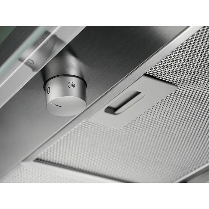 Electrolux Campana integrable EFP129X - Ancho: 89,8 cm, Máx. Potencia del ventilador en modo extracción: 360 m³/h, Acero inoxidable - Primer plano de una campana extractora de acero inoxidable con botón de control y filtro.