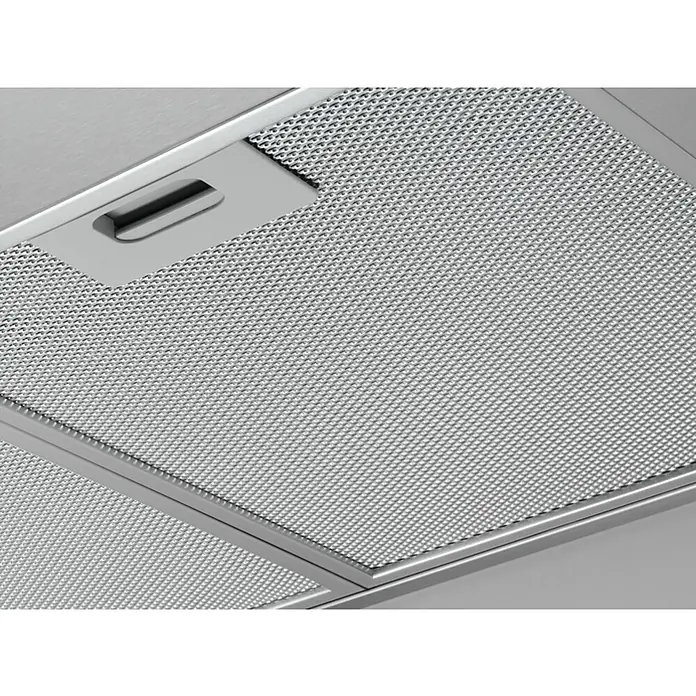 Electrolux Campana integrable EFP129X - Ancho: 89,8 cm, Máx. Potencia del ventilador en modo extracción: 360 m³/h, Acero inoxidable - Primer plano de una campana extractora de acero inoxidable con un filtro metálico de malla fina y un asa para facilitar su extracción.