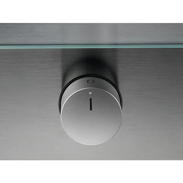 Electrolux Campana integrable EFP129X - Ancho: 89,8 cm, Máx. Potencia del ventilador en modo extracción: 360 m³/h, Acero inoxidable - Primer plano de un botón de control plateado con un diseño minimalista sobre una superficie metálica cepillada.