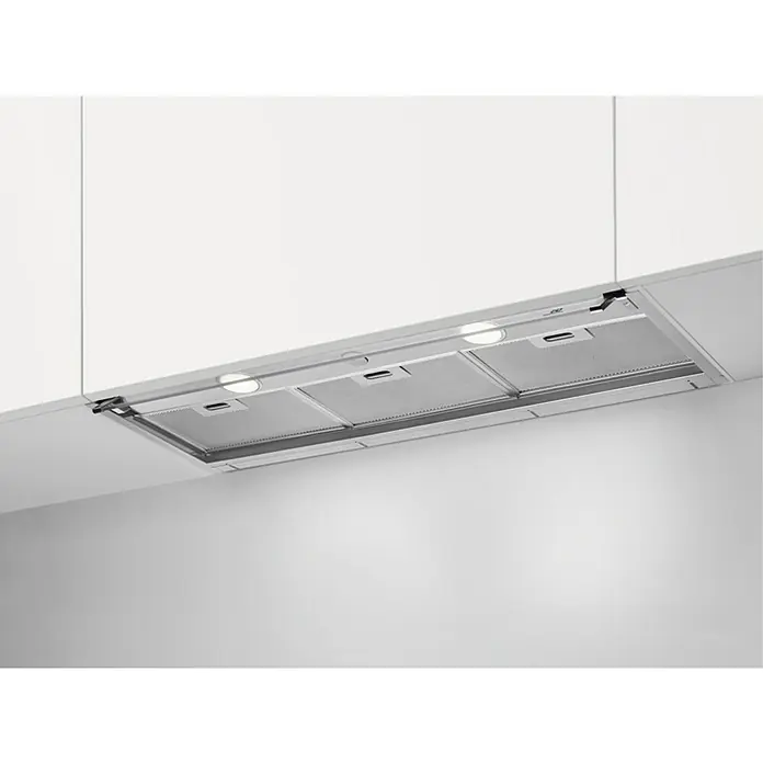 Electrolux Campana integrable EFP129X - Ancho: 89,8 cm, Máx. Potencia del ventilador en modo extracción: 360 m³/h, Acero inoxidable - Una elegante campana extractora de color plateado está instalada bajo los armarios blancos, iluminando la zona de cocción.