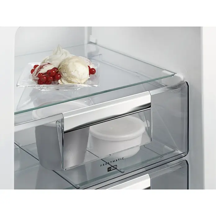 AEG Nevera combi SCK818E3FS - Contenido útil total: 265 l, 54,9 x 54,8 x 177,2 cm, Blanco - Una vista detallada de un refrigerador con un plato de helado y frutas frescas, mostrando su interior y el almacenamiento práctico con cajones.
