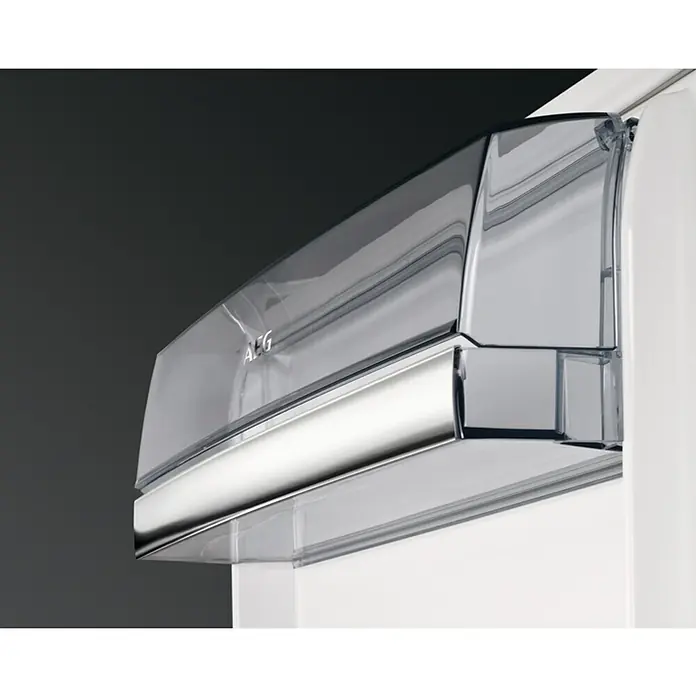 AEG Nevera combi SCK818E3FS - Contenido útil total: 265 l, 54,9 x 54,8 x 177,2 cm, Blanco - Primer plano de un estante de la puerta del refrigerador AEG, que muestra el diseño claro y la artesanía de calidad del electrodoméstico.