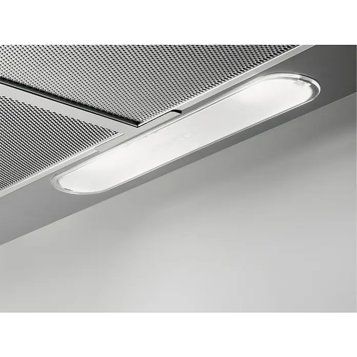 Electrolux Campana extensible EFP60460OX - Ancho: 59,8 cm, 647 m³/h, Acero inoxidable - Primer plano de una campana extractora con luz integrada. El elemento de luz es alargado y emite una luz brillante.