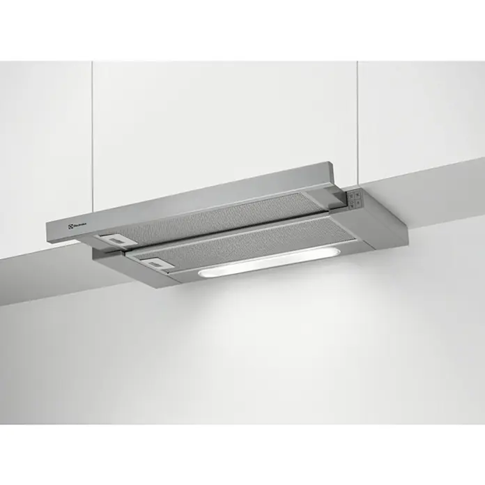 Electrolux Campana extensible EFP60460OX - Ancho: 59,8 cm, 647 m³/h, Acero inoxidable - Esta imagen muestra una campana extractora Electrolux montada debajo de un armario de cocina, con una luz LED brillante.