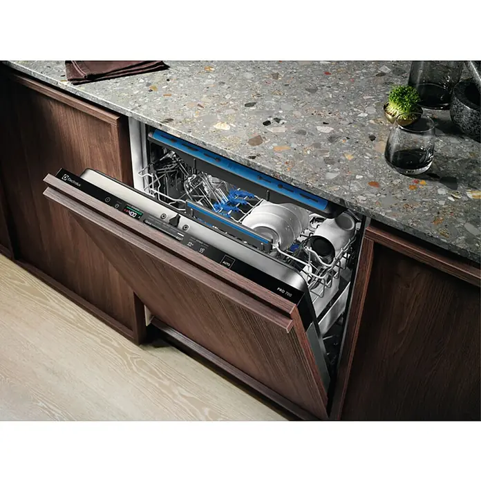 Electrolux Lavavajillas integrable EEM48300L - Ancho: 59,6 cm, Número de cubiertos: 14 ud., Completamente integrado, Consumo de agua por uso: 10,5 l - Lavavajillas empotrado con puerta abierta, lleno de platos, en una cocina moderna. Perfecto para hogares con estilo.