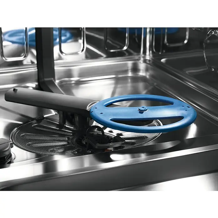 Electrolux Lavavajillas integrable EEM48300L - Ancho: 59,6 cm, Número de cubiertos: 14 ud., Completamente integrado, Consumo de agua por uso: 10,5 l - Vista interior de un lavavajillas con un brazo rociador azul. El brazo asegura una limpieza eficaz de la vajilla.