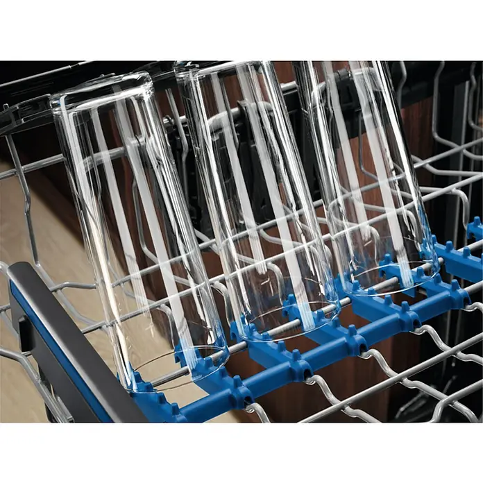 Electrolux Lavavajillas integrable EEM48300L - Ancho: 59,6 cm, Número de cubiertos: 14 ud., Completamente integrado, Consumo de agua por uso: 10,5 l - Vasos seguros en el lavavajillas: Los soportes azules estabilizan los vasos y evitan roturas durante el lavado.