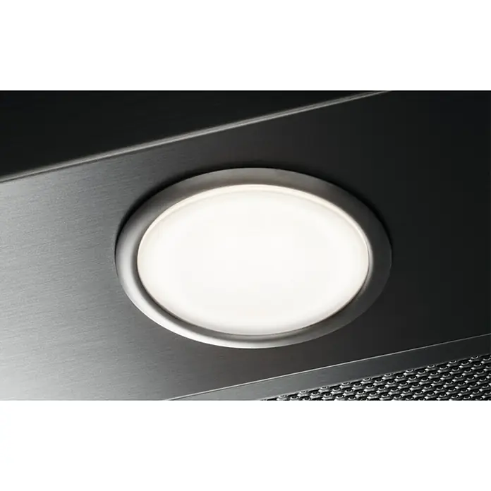 Electrolux Campana integrable EFP129X - Ancho: 89,8 cm, Máx. Potencia del ventilador en modo extracción: 360 m³/h, Acero inoxidable - Primer plano de un foco LED redondo en una campana extractora, que ofrece una iluminación brillante.