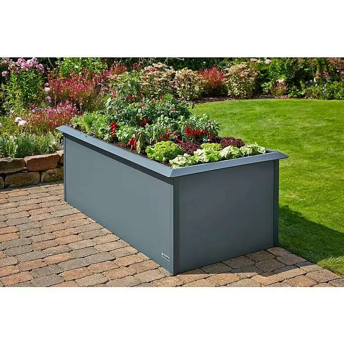 Gardol Huerto urbano - 200 x 100 x 76 cm, Acero, Antracita - Jardinera elevada de metal con lechugas, hierbas aromáticas y plantas de chile, ubicada en el jardín sobre ladrillos.