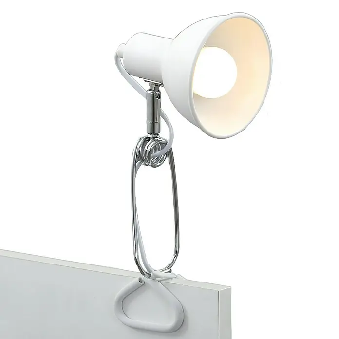 Briloner Klemmleuchte Fix - 8 W, L x B x H: 30,5 mm x 11 cm x 13 cm, Farbe Gehäuse: Weiß - Das Bild zeigt eine weiße Klemmlampe mit hellem Licht, die an einer weißen Oberfläche befestigt ist.