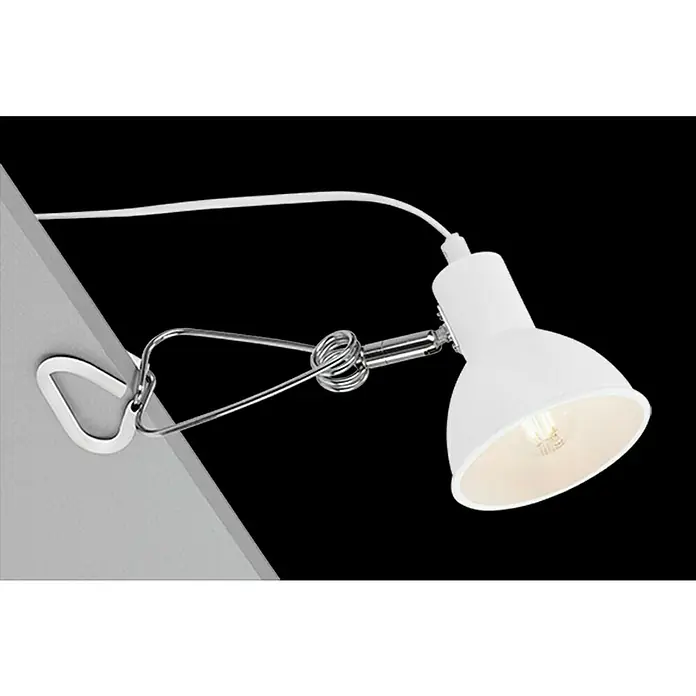 Briloner Klemmleuchte Fix - 8 W, L x B x H: 30,5 mm x 11 cm x 13 cm, Farbe Gehäuse: Weiß - Nahaufnahme einer weißen Klemmlampe mit Schwanenhals an einem Tisch befestigt, die ein helles, warmes Licht ausstrahlt.