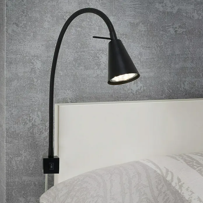 Briloner LED-Wandstrahler Tuso - 4 W, L x B x H: 5,8 x 21,7 x 40,3 cm, Schwarz, Warmweiß - Schwarze, moderne Schwenkarmleuchte zur Wandmontage neben dem Bett. Die Lampe spendet gerichtetes Leselicht und verfügt über einen Schalter am Sockel.