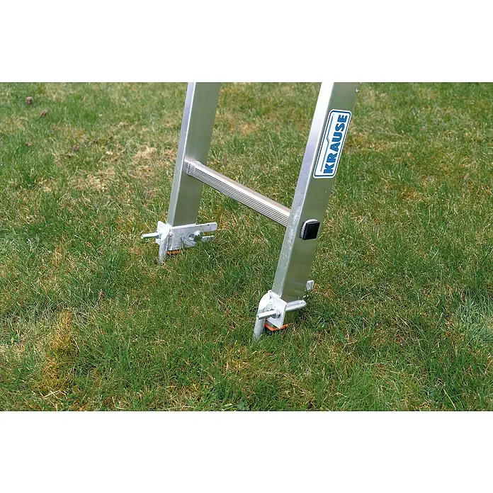 Krause Leiterspitzen-SetGeeignet für: Holmquerschnitt 64 x 25 mm bis 97 x 25 mm, Aluminium, 1 Stk. - Nahaufnahme der Basis einer Krause-Leiter im Gras, die Stabilität und Sicherheit bei Arbeiten in der Höhe bietet.