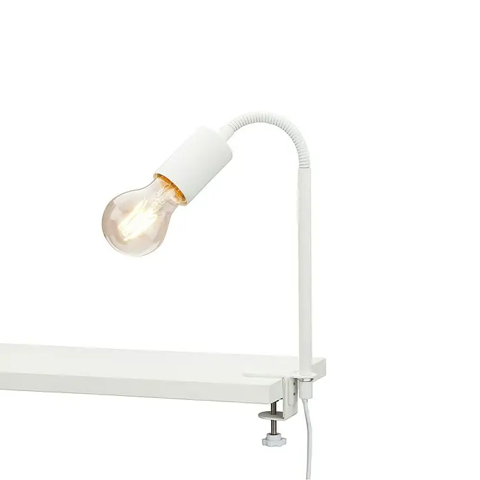 Briloner Klemmleuchte Krampo - 10 W, Farbe Gehäuse: Weiß - Eine weiße Klemmleuchte mit einer Edison-Glühbirne, die an einer weißen Tischplatte befestigt ist, für eine moderne Beleuchtungslösung.
