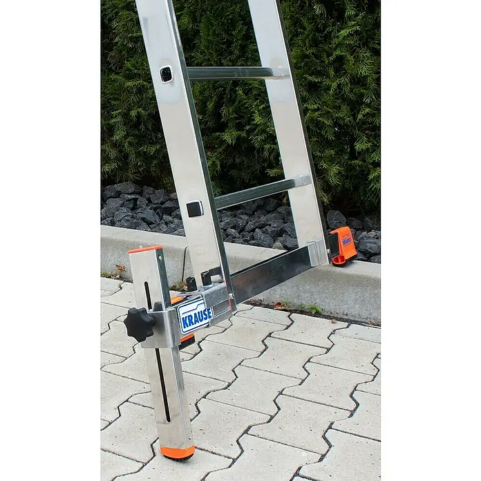 Krause NiveauausgleichGeeignet für: Leitern mit Quertraverse, Aluminium - Detailaufnahme einer Krause Leiter mit Nivello-Fuß für unebenes Gelände, der auf Pflastersteinen steht und Stabilität bietet.