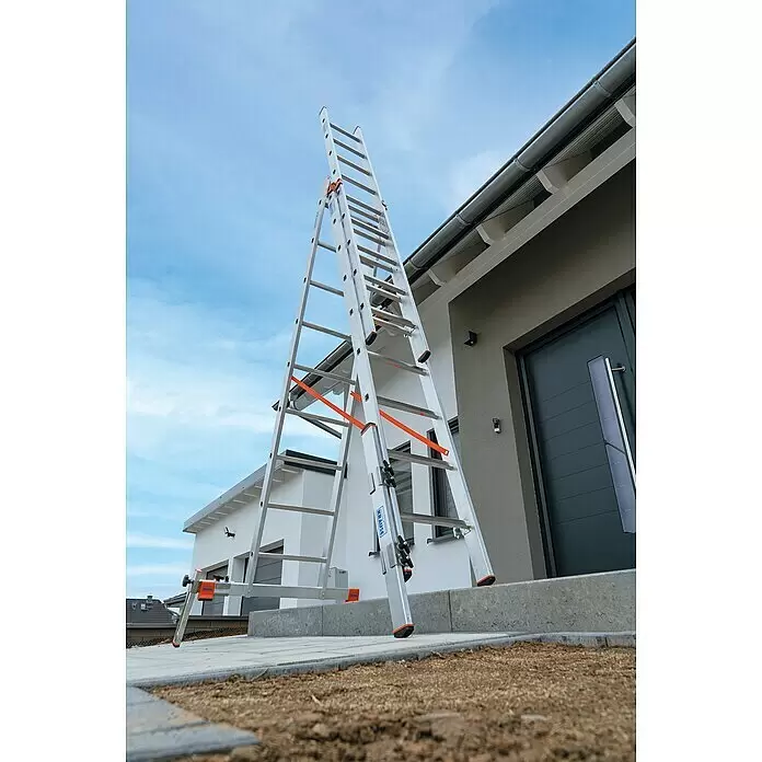 Krause Combi Holmverlängerung - L x B x H: 850 x 90 x 70 mm - Silberne Aluminium-Mehrzweckleiter mit orangen Akzenten, anpassbar an unebenes Gelände, neben einem modernen Haus.