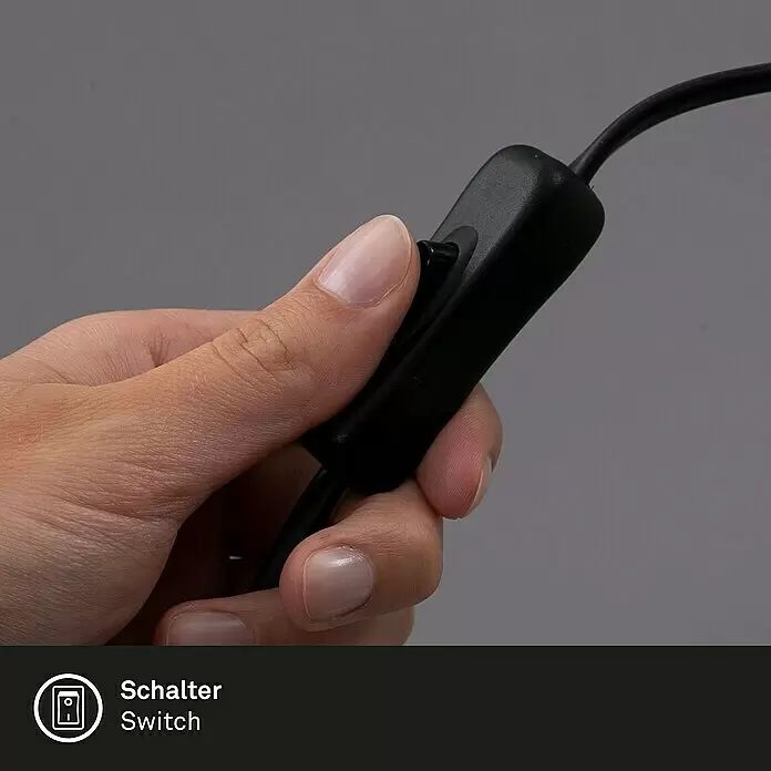 Briloner Klemmleuchte Krampo - 10 W, Farbe Gehäuse: Schwarz - Hand drückt einen schwarzen Inline-Schalter an einem Elektrokabel.