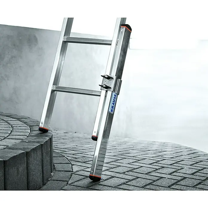 Krause Combi HolmverlängerungGeeignet für: Holmquerschnitt 64 x 25 mm bis 97 x 25 mm, Aluminium - Detailaufnahme einer KRAUSE Leiter auf unebenem Untergrund, die Stabilität und Anpassungsfähigkeit des Produkts hervorhebt.