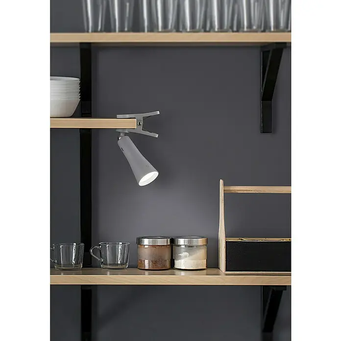 Trio Lighting Lámpara de sobremesa Maxi 3 en 1 - 2 W, Blanco, 200 lm - Estante con platos y una lámpara de pinza gris que ilumina los platos de abajo.