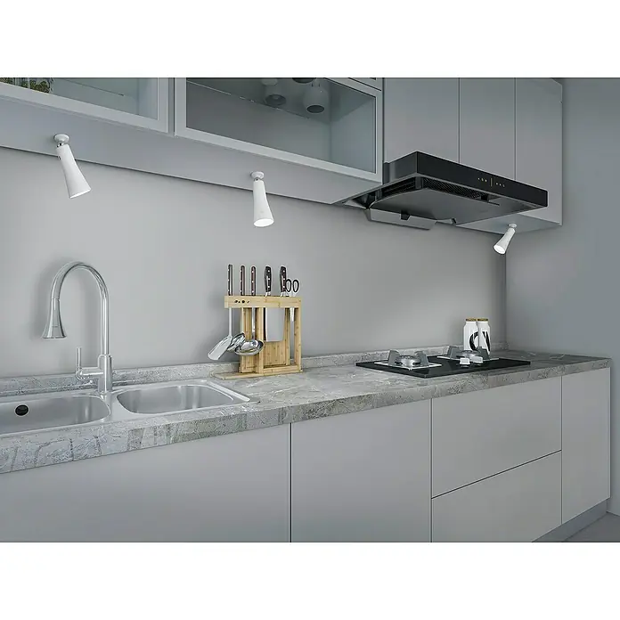 Trio Lighting Lámpara de sobremesa Maxi 3 en 1 - 2 W, Blanco, 200 lm - Una cocina moderna con fregadero, fogones y campana extractora. Los utensilios de cocina están bien organizados y la superficie de trabajo está limpia.