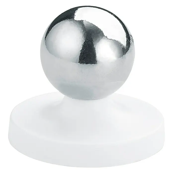 Trio Lighting Lámpara de sobremesa Maxi 3 en 1 - 2 W, Blanco, 200 lm - Primer plano de un imán con una bola redonda y brillante de color plateado sobre una base blanca y redondeada contra un fondo negro.