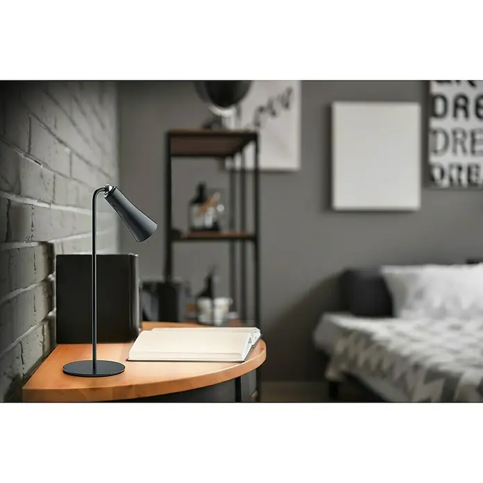 Trio Lighting Lámpara de sobremesa Maxi 3 en 1 - 2 W, Negro, 200 lm - Elegante lámpara de escritorio negra sobre un escritorio de madera. Iluminación ideal para leer o trabajar con estilo.